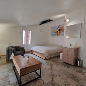 https://maison-avec-salle-cinema-3-lits-100m-du-theatre.fr-provencehotel.com